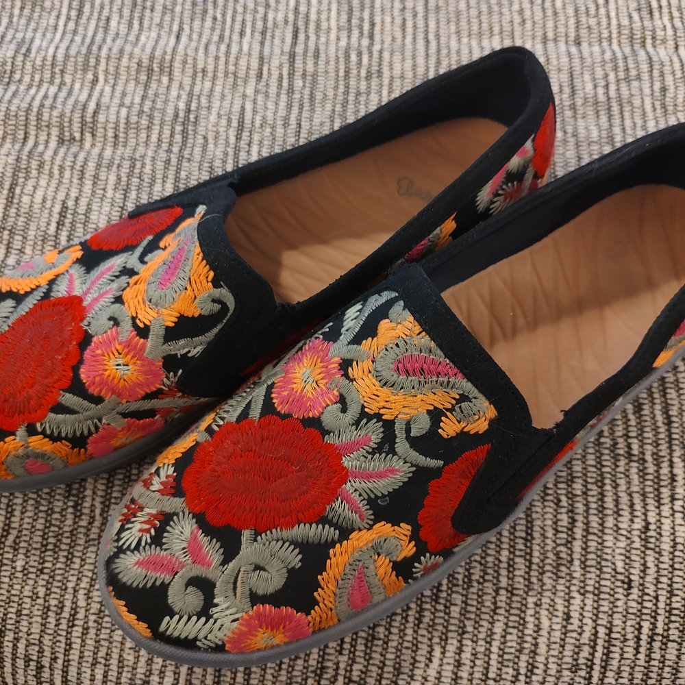 BareTraps Black and Red Embroidered Loafers